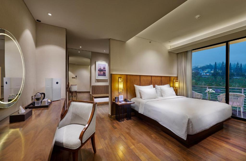 Postel nebo postele na pokoji v ubytování Golden Tulip Holland Resort Batu