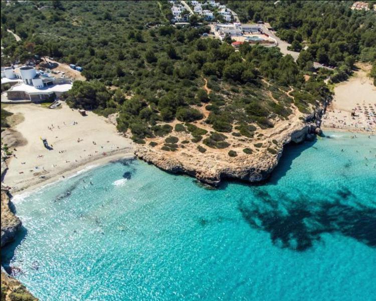 uma vista aérea de uma praia com um grupo de pessoas em Club Cala Domingos em Calas de Mallorca