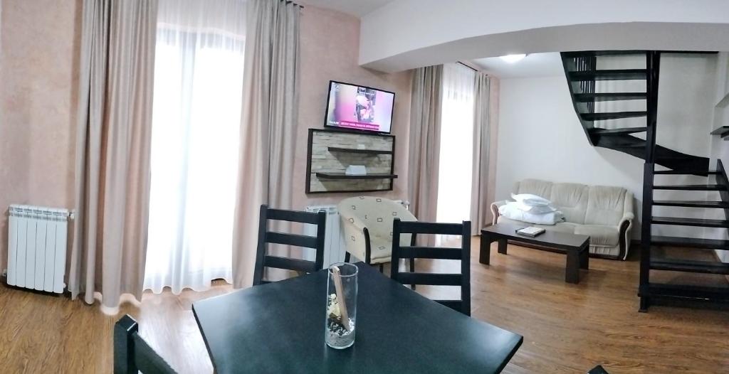 TV a/nebo společenská místnost v ubytování Hotel Bucegi
