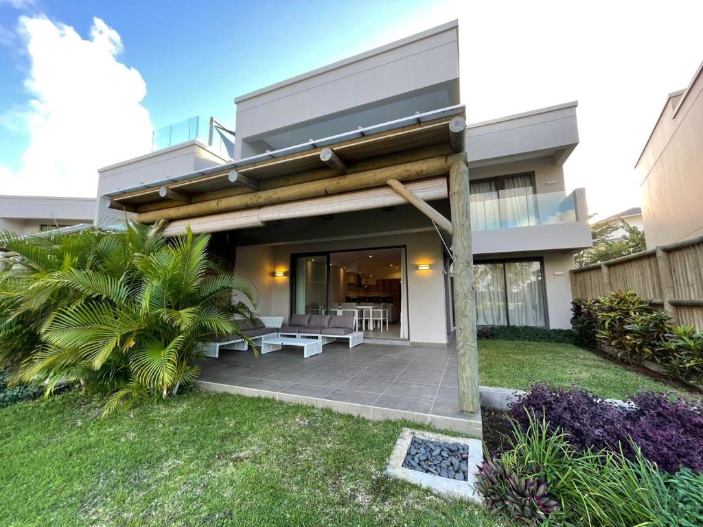 a modern house with a patio in the yard at Villa Barachois in Calodyne