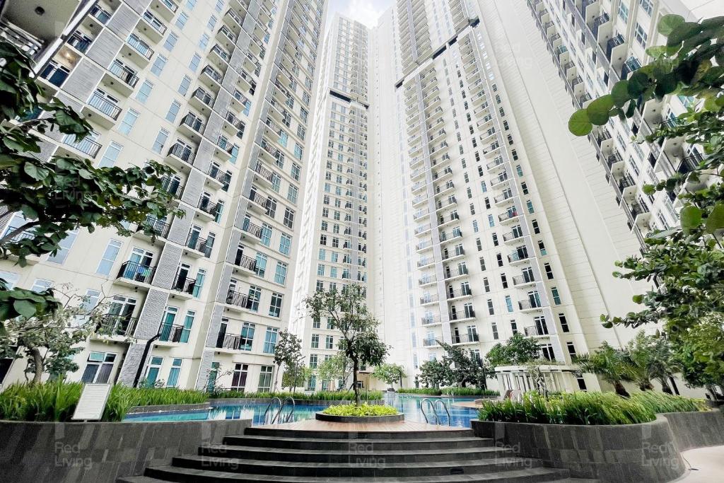 uitzicht op twee grote appartementsgebouwen bij RedLiving Apartemen Puri Orchard - Prop2GO Home Tower Magnolia in Jakarta