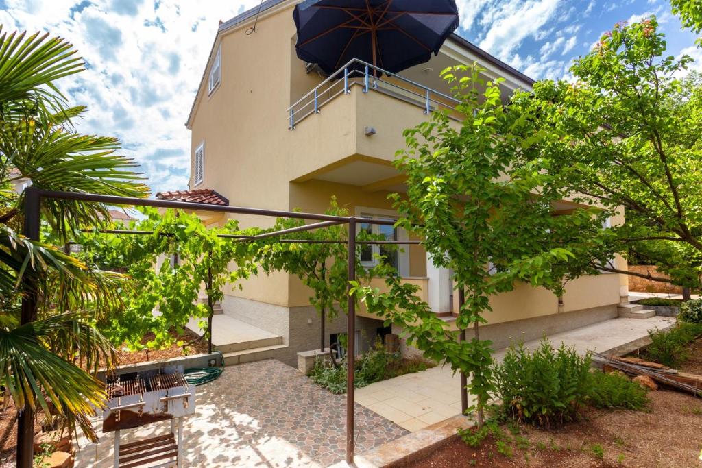 Ogród w obiekcie Apartments Svalina
