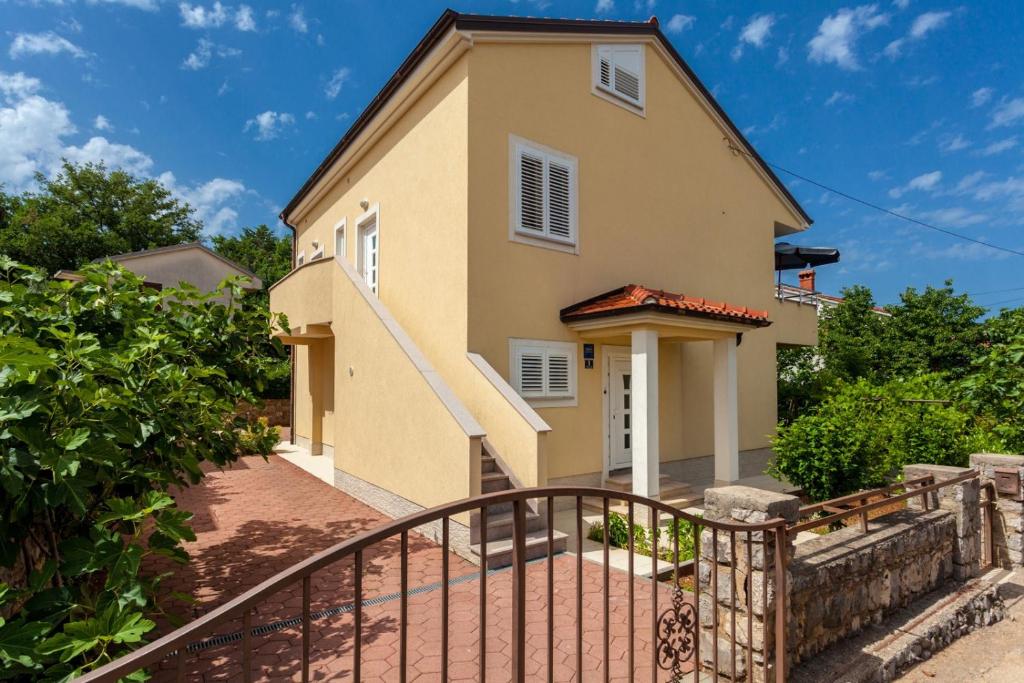 dom z bramą przed nim w obiekcie Apartments Svalina w mieście Vantačići