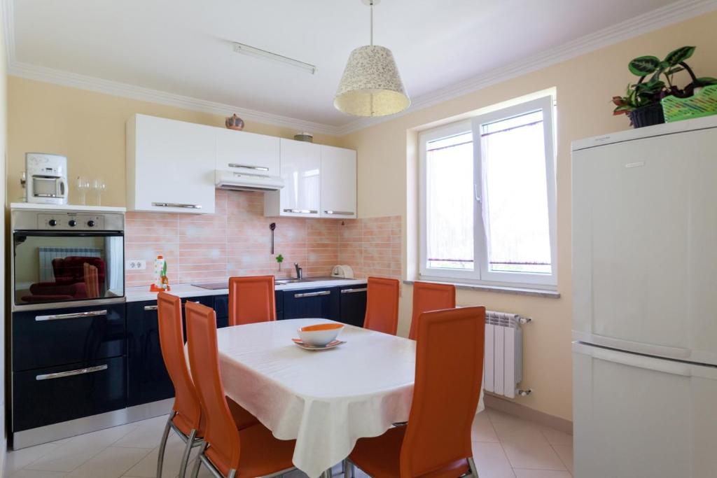 Kuchnia lub aneks kuchenny w obiekcie Apartments Svalina