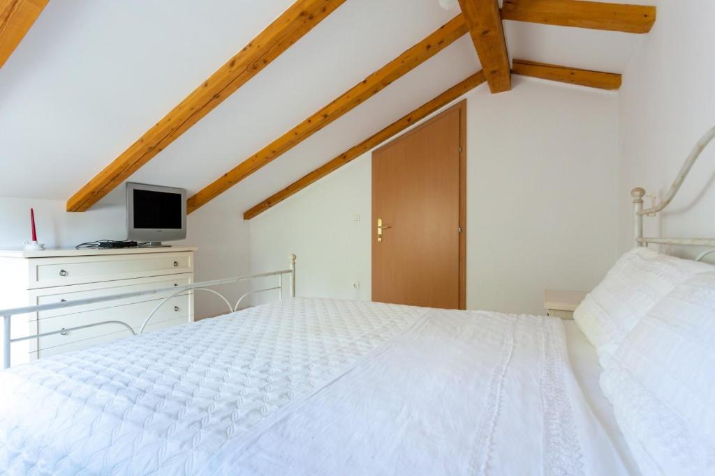 Łóżko lub łóżka w pokoju w obiekcie Apartments Svalina