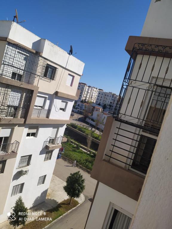 une vue aérienne de deux bâtiments d'une ville dans l'établissement مشروع أشقار, à Tanger
