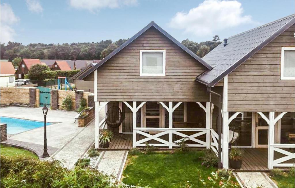 ein Haus mit Veranda und Swimmingpool in der Unterkunft Pet Friendly Home In Karwia in Karwia