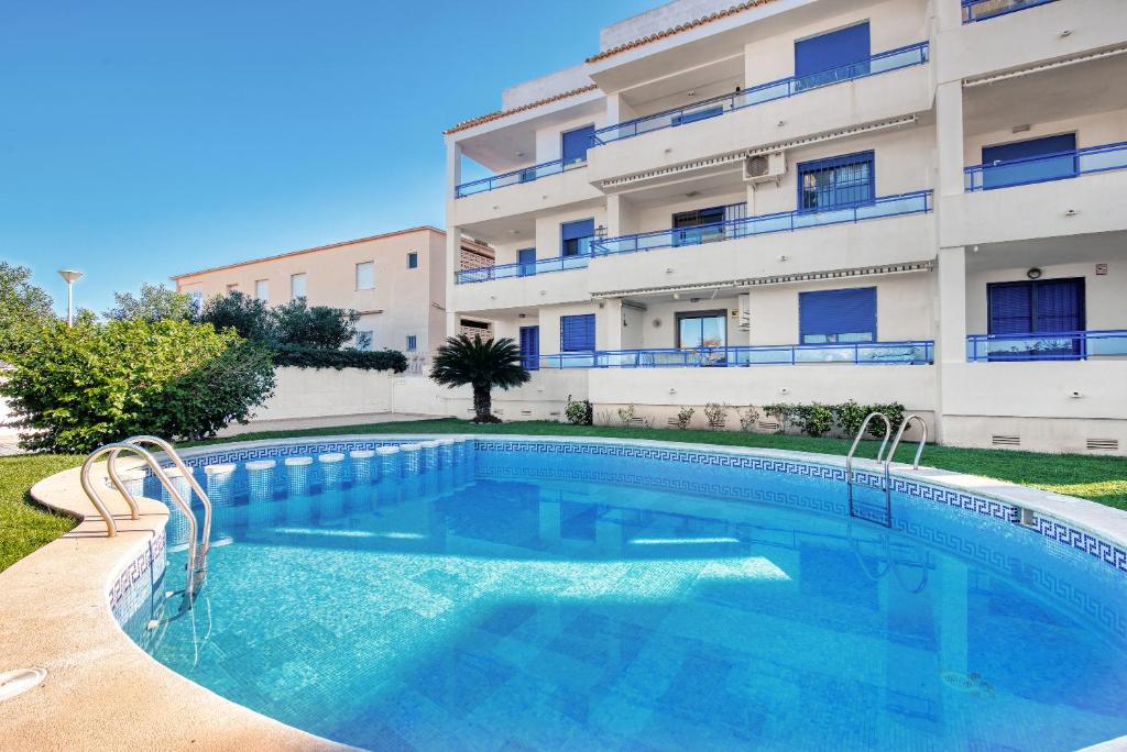 une piscine en face d'un bâtiment dans l'établissement Monduver 2006, à Piles