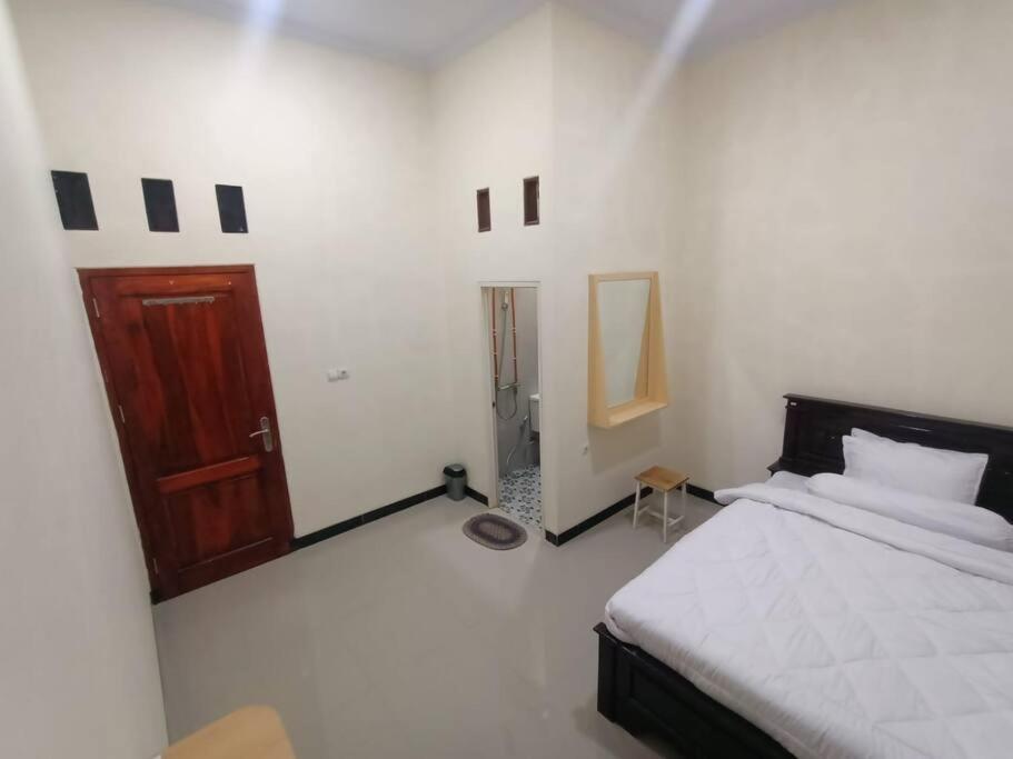 Un pat sau paturi într-o cameră la Anugrah homestay
