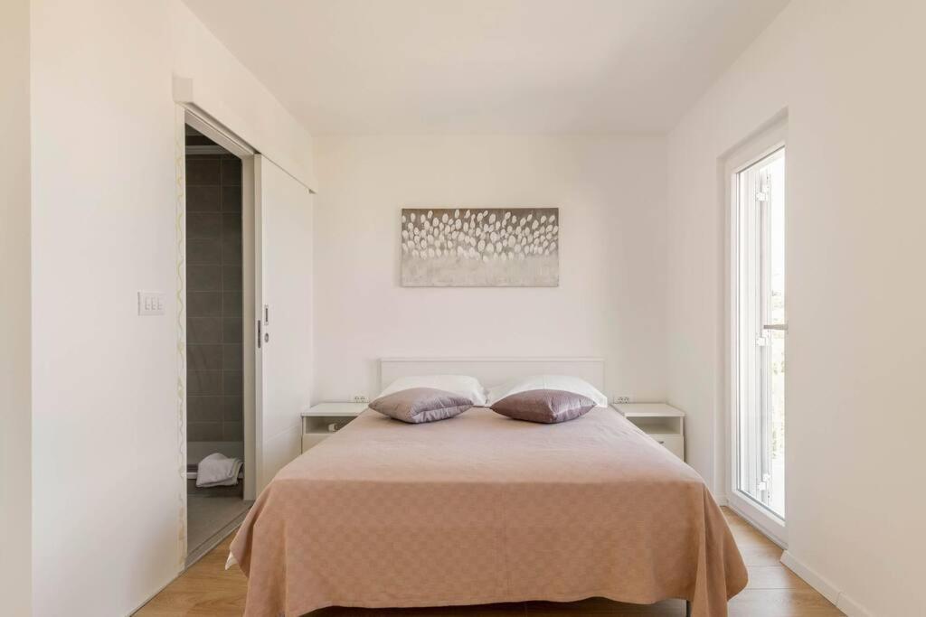 Postel nebo postele na pokoji v ubytování Garden house Sutivan