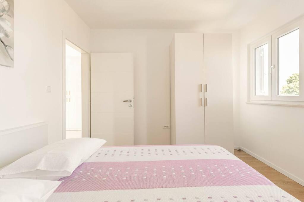 Postel nebo postele na pokoji v ubytování Garden house Sutivan