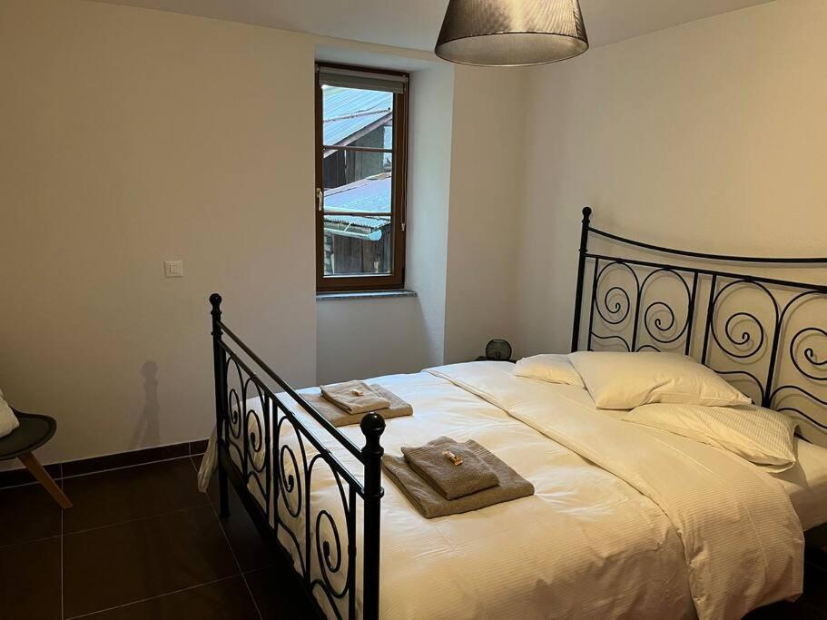 a bedroom with a large bed with two towels on it at Appartement rénové in Savièse