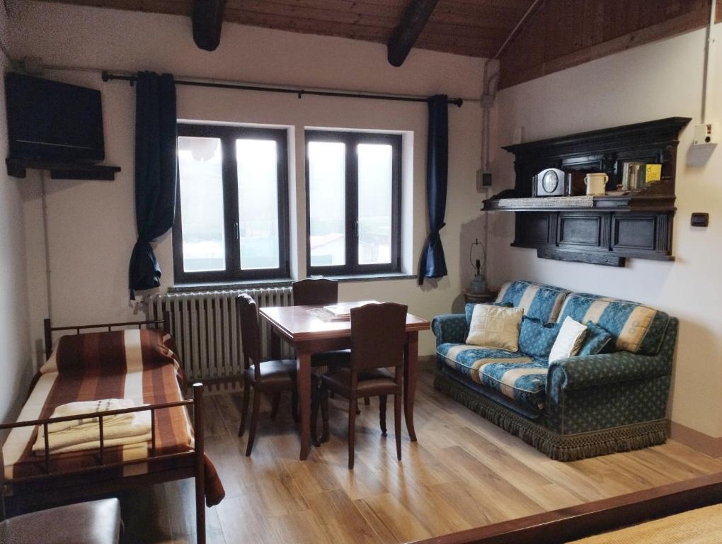 - un salon avec un canapé et une table dans l'établissement Casa del Puck, à Canale