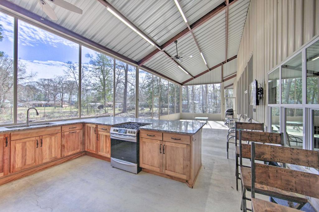 Kuhinja ili čajna kuhinja u objektu Home with Screened Porch - Near Toledo Bend Lake!