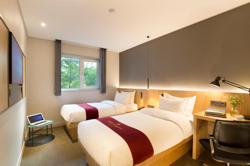 Postel nebo postele na pokoji v ubytování Eldis Regent Hotel