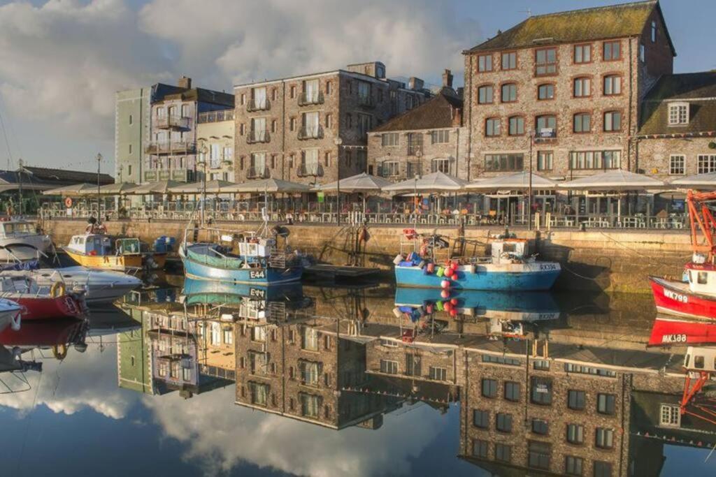 um grupo de barcos está ancorado num porto em Quirky one bed flat, Barbican area, Plymouth em Plymouth