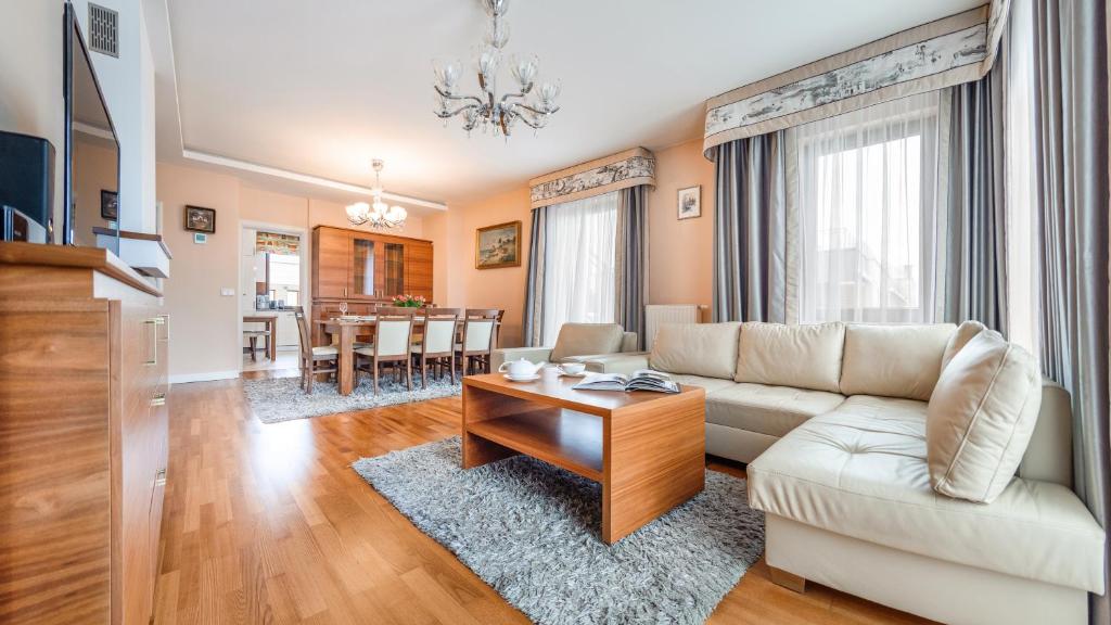 uma sala de estar com um sofá e uma mesa em Apartamenty Sun & Snow Sopocka Rezydencja em Sopot