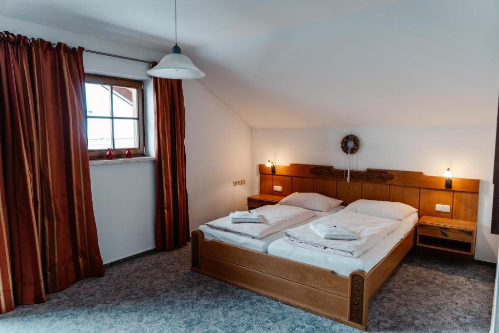 Schlafzimmer mit einem Bett und einem Fenster in der Unterkunft Annis Ausblick - Deine Unterkunft im Salzkammergut in Bad Goisern