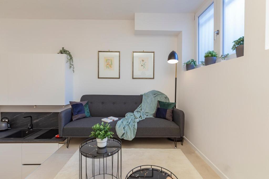 ein Wohnzimmer mit einem Sofa und einem Tisch in der Unterkunft I Host Apartment - Val Strona (2) in Mailand