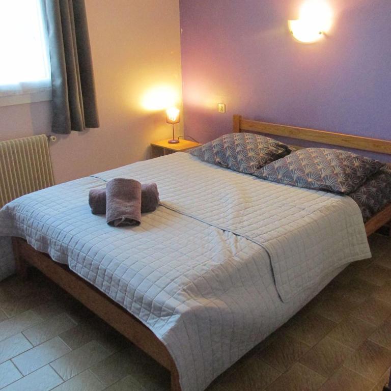 sypialnia z łóżkiem z dwoma ręcznikami w obiekcie appartement 3 chambres w mieście Bompas