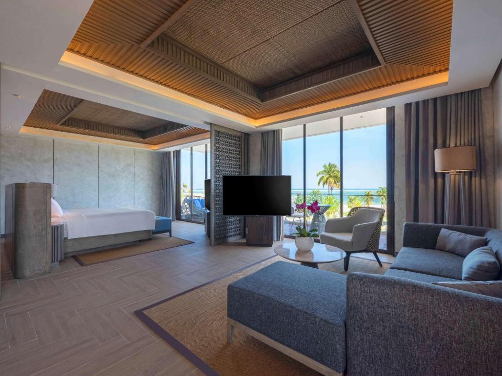 TV a/nebo společenská místnost v ubytování Pullman Lombok Merujani Mandalika Beach Resort