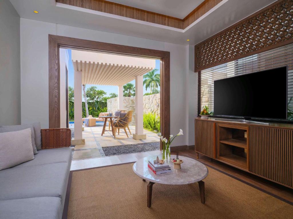 TV a/nebo společenská místnost v ubytování Pullman Lombok Merujani Mandalika Beach Resort