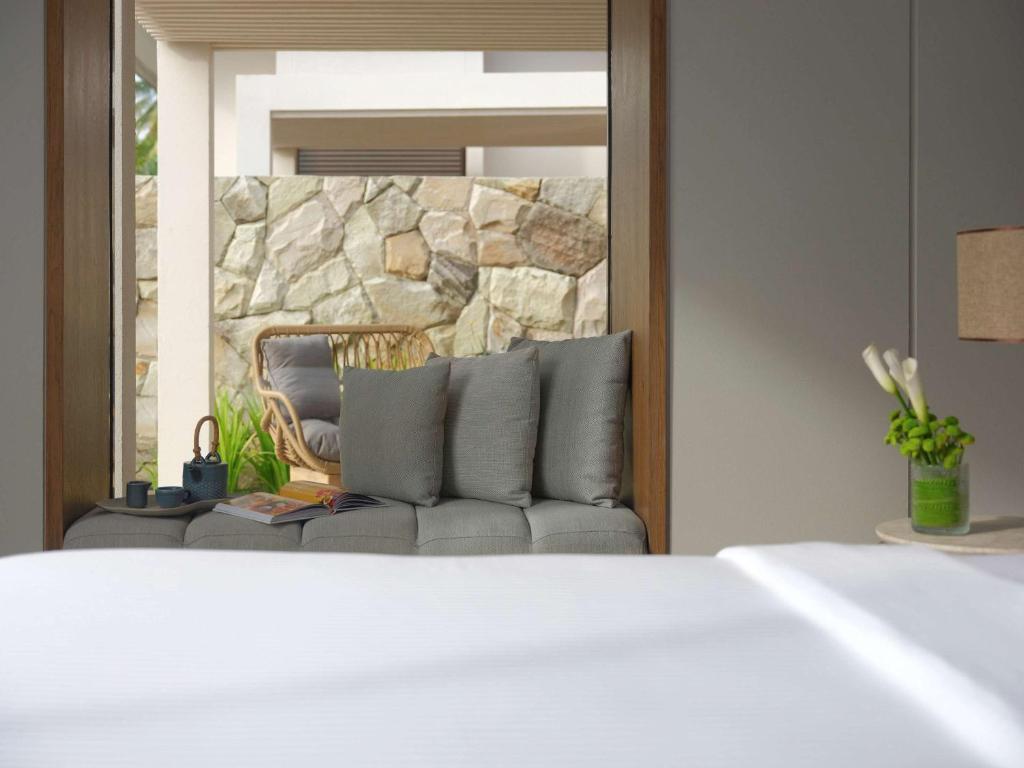 Postel nebo postele na pokoji v ubytování Pullman Lombok Merujani Mandalika Beach Resort