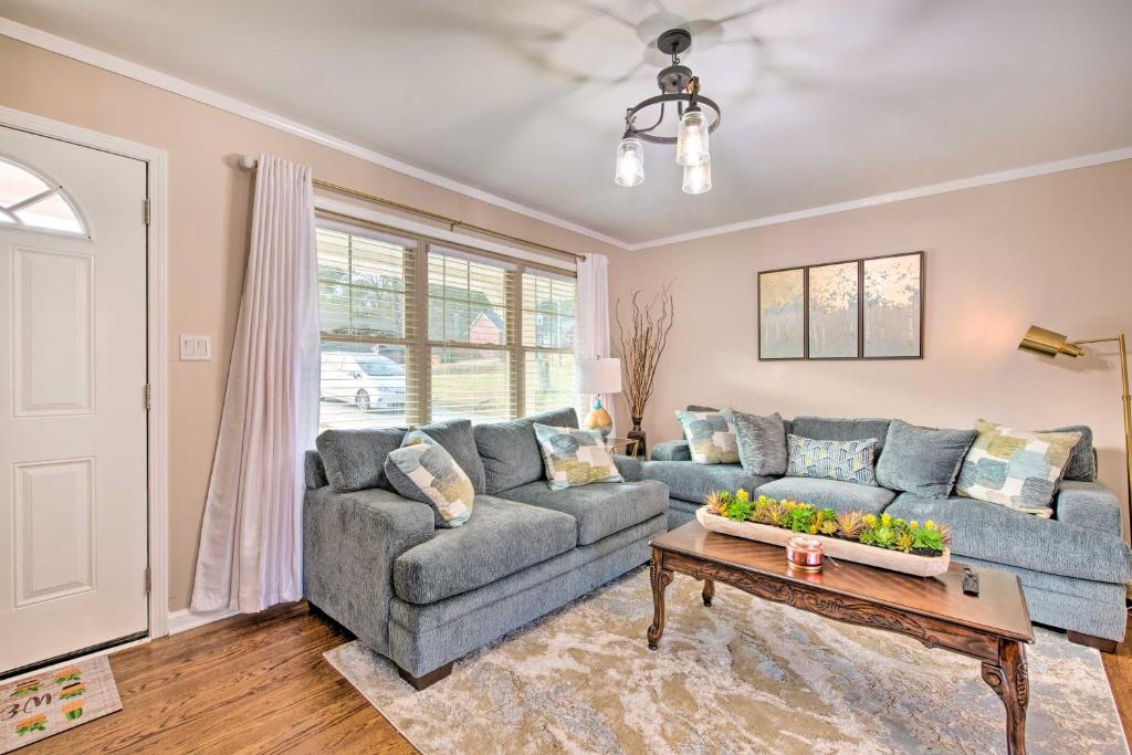 uma sala de estar com um sofá e uma mesa em Metro Atlanta Vacation Home Rental with Deck em Hiram