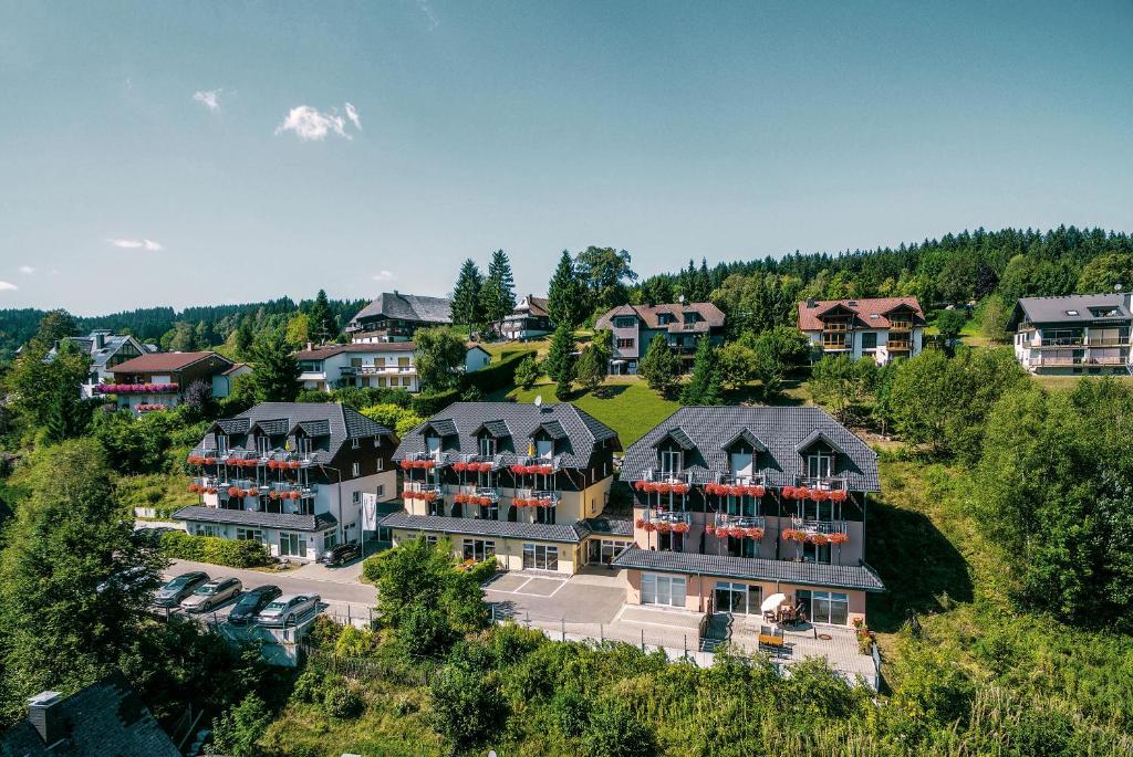 Elle offre une vue aérienne sur une grande maison dotée d'un balcon. dans l'établissement NATURE TITISEE - Easy.Life.Hotel., à Titisee-Neustadt