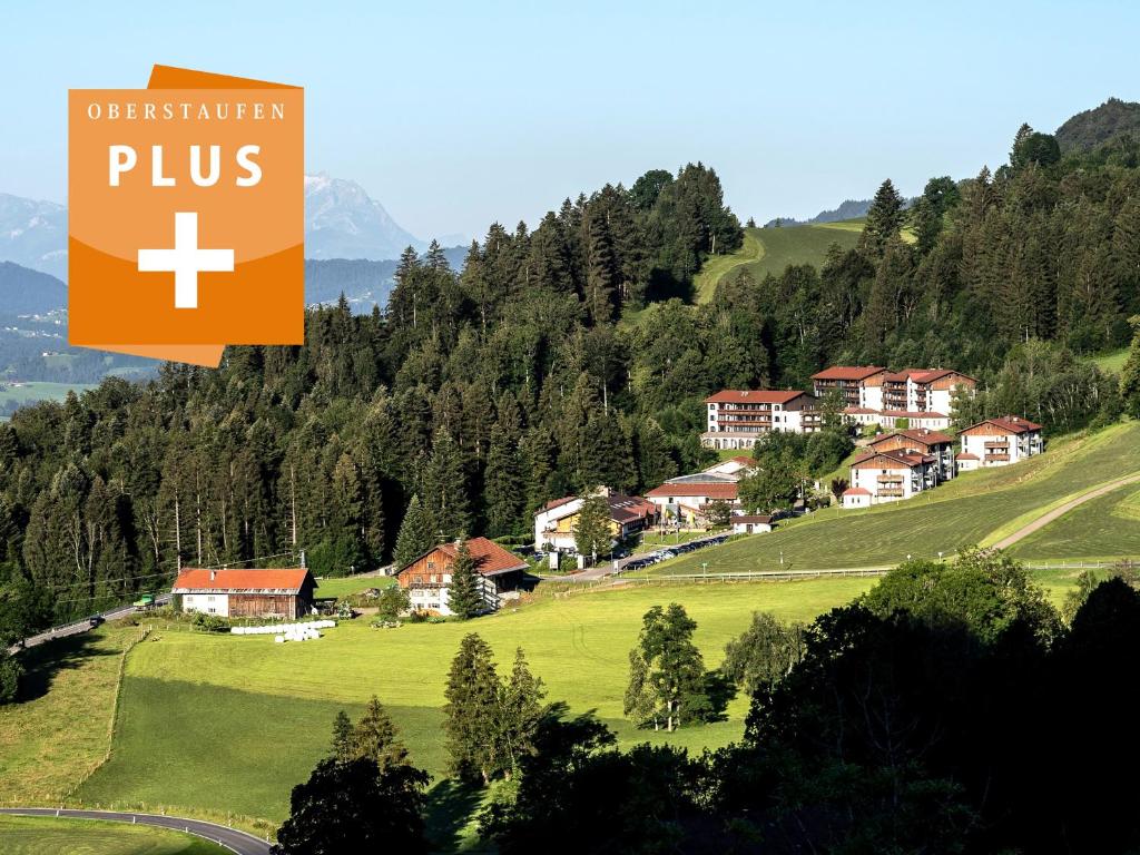 上斯陶芬的住宿－MONDI Resort und Chalet Oberstaufen，山丘上村庄的小册子,有房子