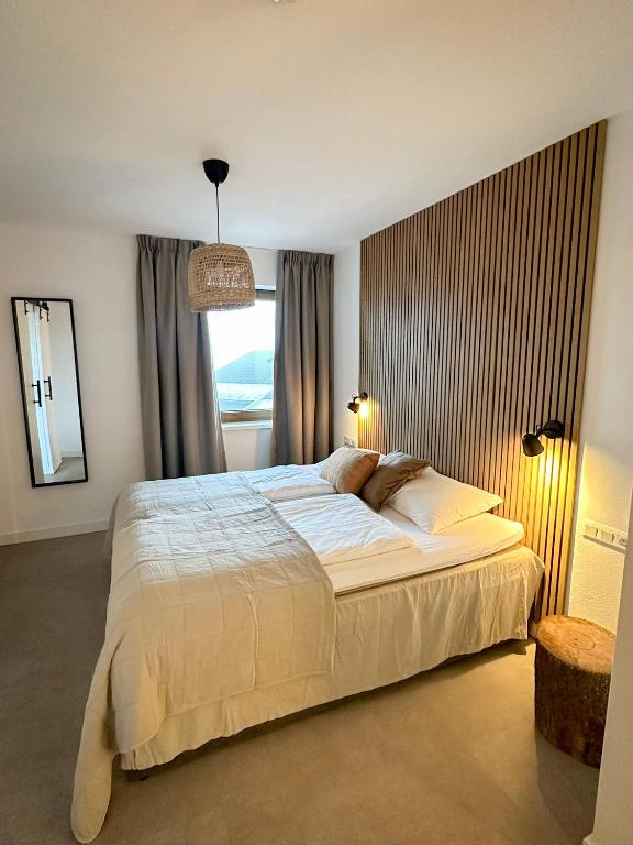 Un dormitorio con una cama grande y una ventana en Hotel Der Drahtesel, en Bramberg am Wildkogel