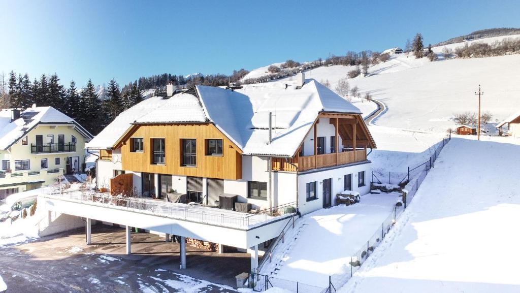 una vista aérea de una casa en la nieve en Apartment Landschitzseen, en Sankt Andrä im Lungau