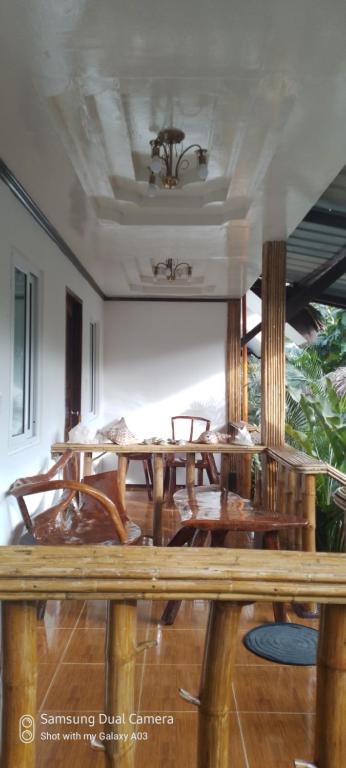 comedor con mesa y sillas en Dhadas place en San Vicente