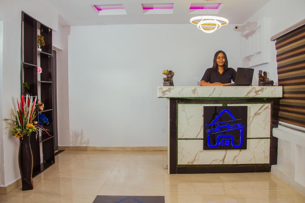 Členové personálu v ubytování Go2Hotel45