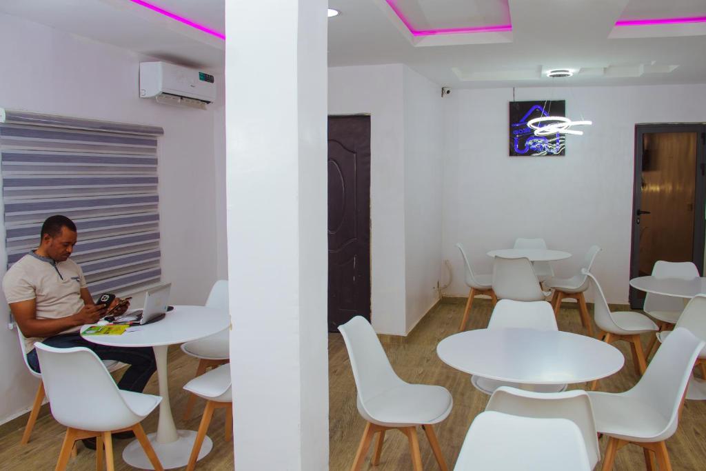 TV a/nebo společenská místnost v ubytování Go2Hotel45