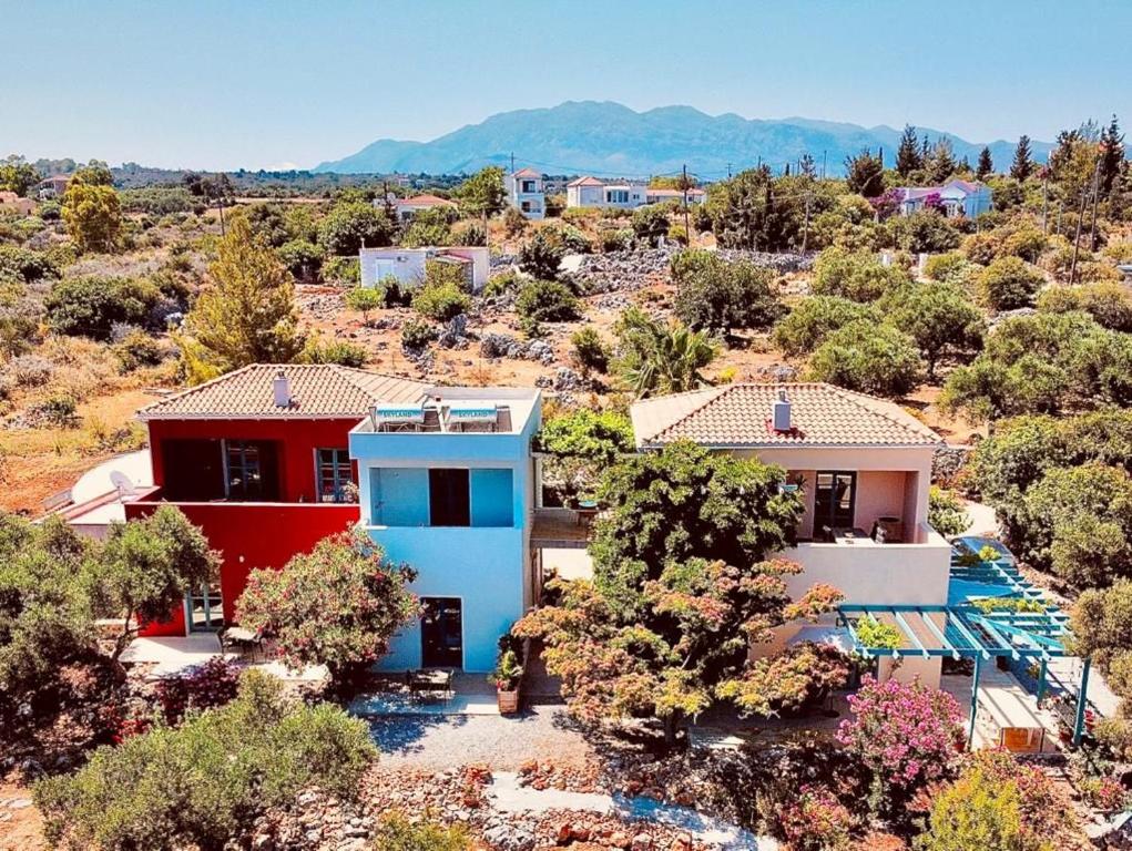 a house in the middle of a field with trees at MERÁKI VILLA & APARTMENTS in Vamos