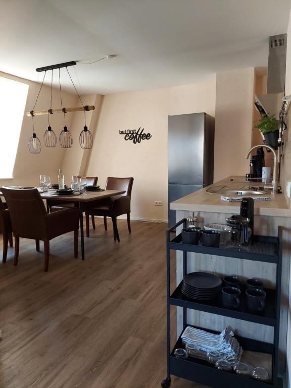 una cucina e una sala da pranzo con tavolo e sedie di Unterm Walmdach No. 3 a Dinkelsbühl