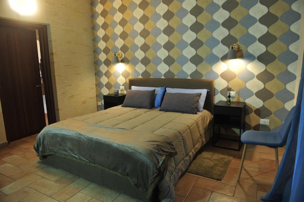 ターラントにあるLa Casetta Appartamentiのチェック済みの壁のベッドルーム1室