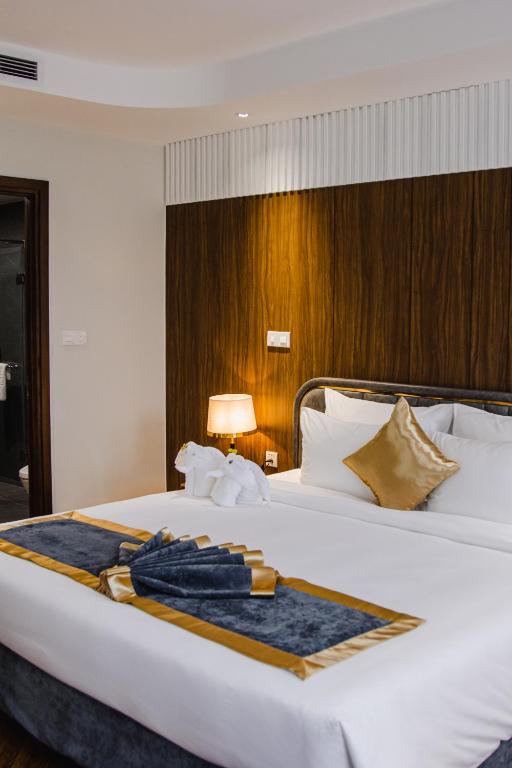 Giường trong phòng chung tại Grand Tourane Nha Trang Hotel