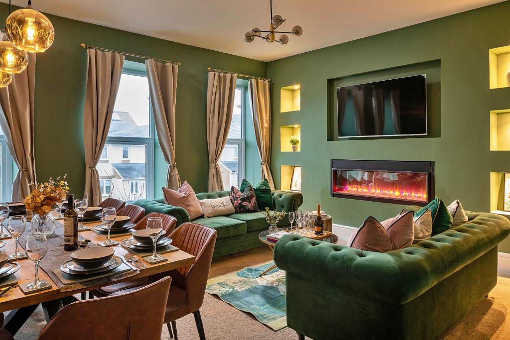 - un salon avec une table et une cheminée dans l'établissement Finest Retreats - Peace Retreats Penthouse, à Pwllheli