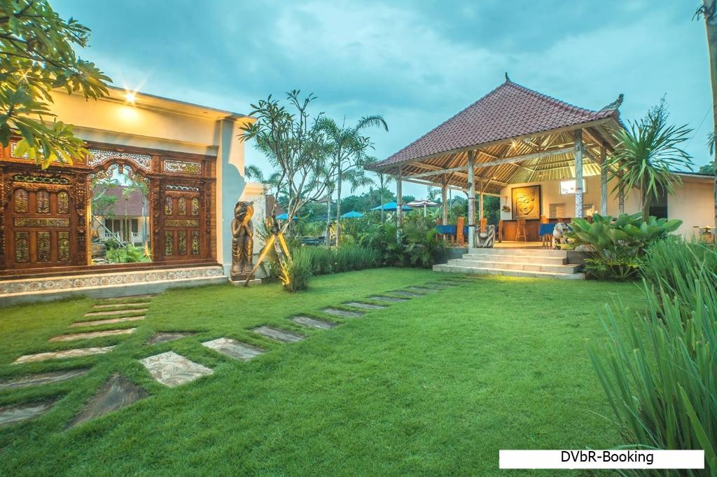 uma casa com um jardim com relvado em Dayung Villas By Reccoma em Nusa Lembongan