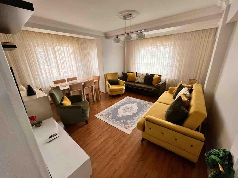 sala de estar con sofá, sillas y mesa en 2 bedroom 5 bed peaceful calm full kitchen,all items available Luxury And relax, en Estambul