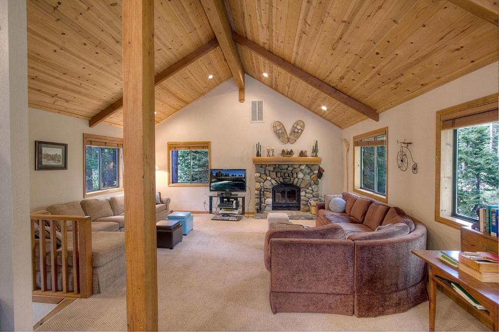 uma sala de estar com sofás e uma lareira em Sunnyside Up cabin em Tahoe City