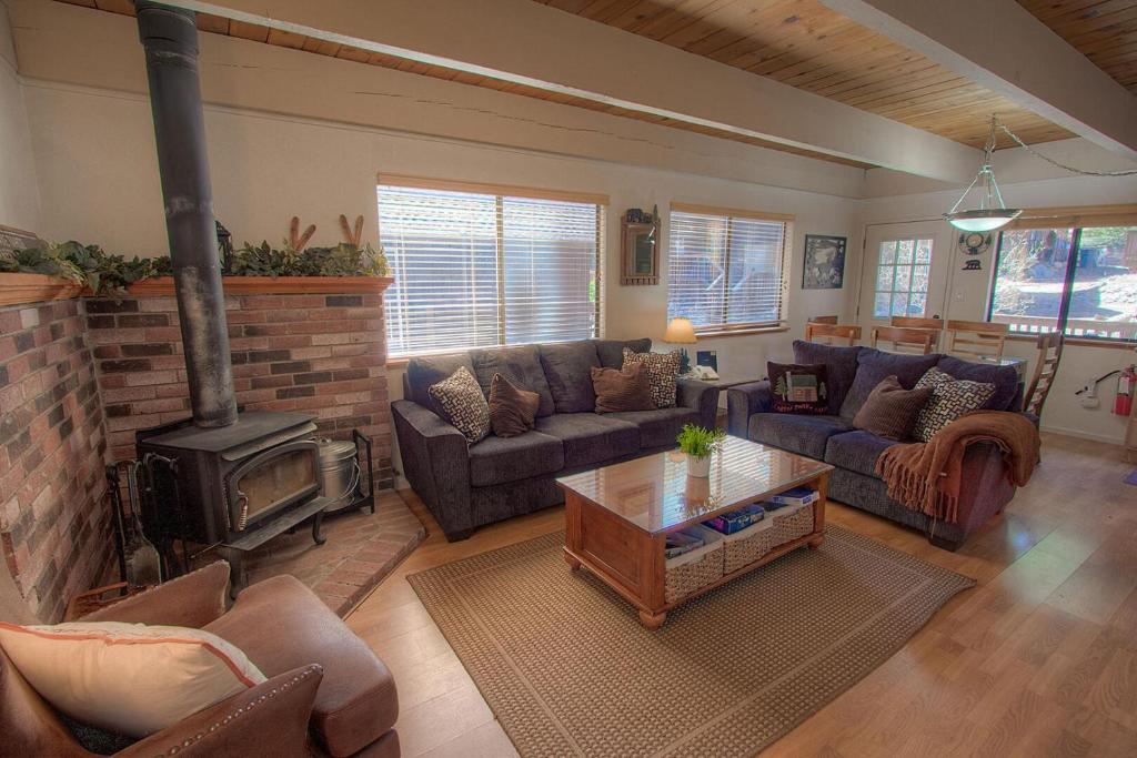 sala de estar con sofá y chimenea en Cozy Mountain Hideaway home en Incline Village
