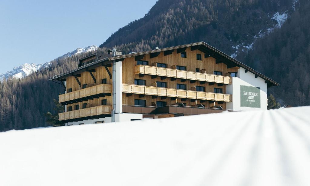 ein großes Gebäude auf einem Berg in der Unterkunft Hotel Falknerhof in Niederthai