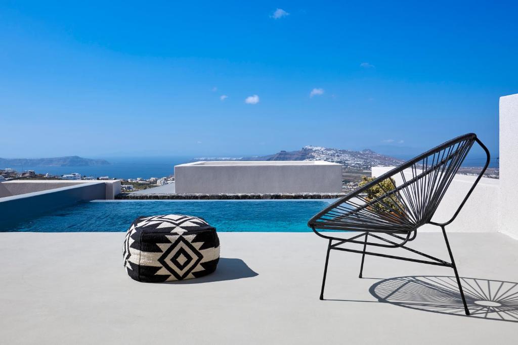 una silla y una pelota en un patio en M&D Stories, en Pirgos