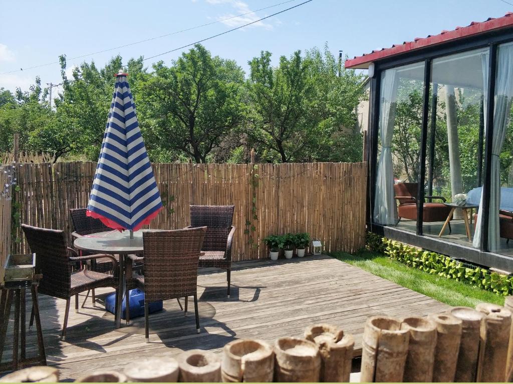 un patio con una mesa con una bandera americana. en Billina Private Boutique Garden Cottage en Huairou