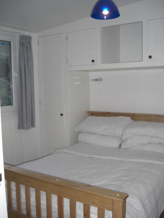 Postel nebo postele na pokoji v ubytování Whiteshell Chalets
