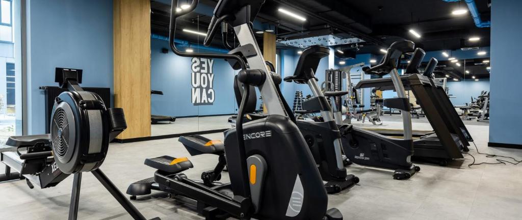 Posilňovňa alebo fitness centrum v ubytovaní Apartament z widokiem na panoramę Gdyni w Modern Tower ATAL