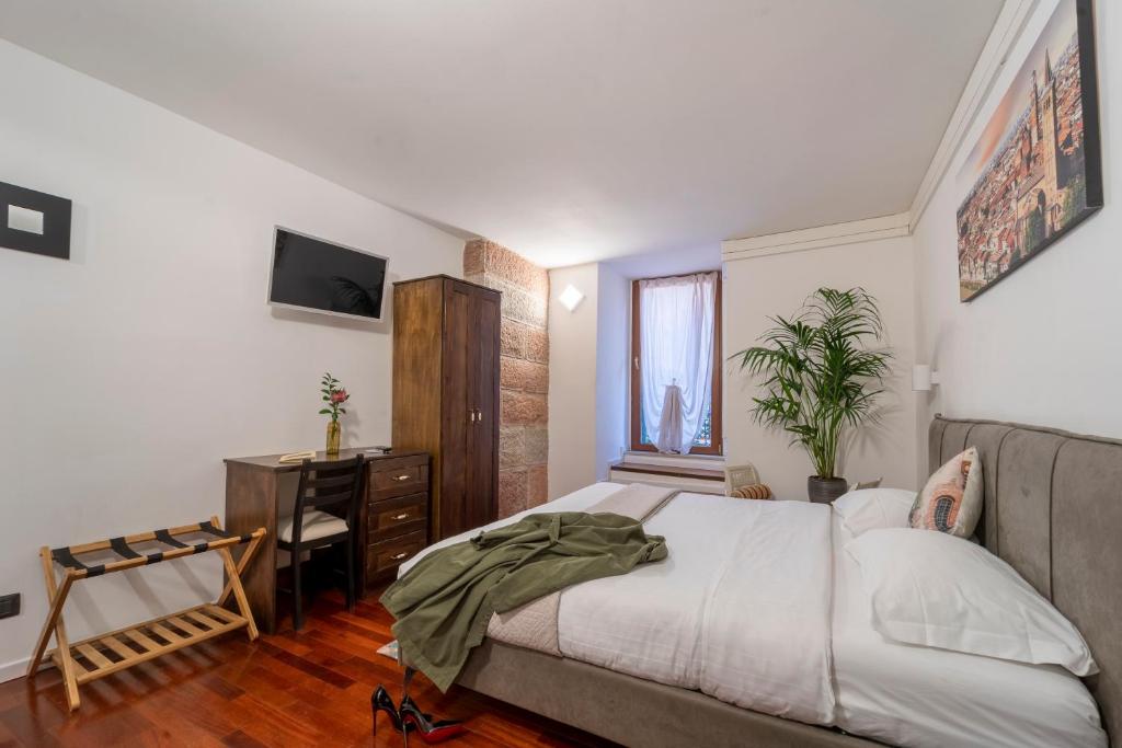 A bed or beds in a room at Aurelia Luxury - Piazza delle Erbe